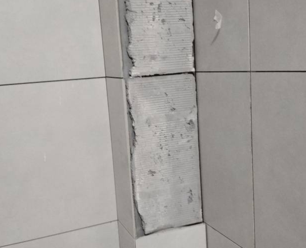 叠彩瓷砖空鼓维修公司分享下瓷砖施工前基层浇水润湿程度不足，可能导致以下问题