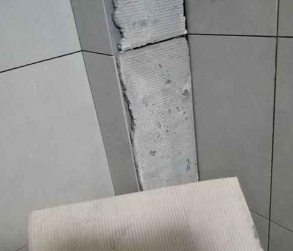 叠彩瓷砖空鼓维修公司分享下厨房瓷砖脱落的补救措施。